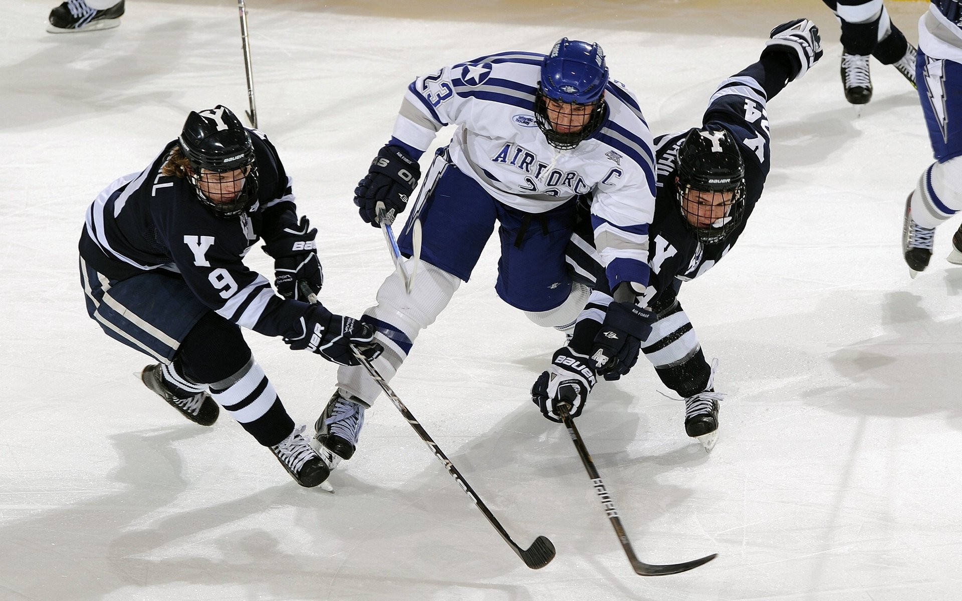 星空体育app体验棒-足球运动参与人群年龄结构日趋年轻化，足球分类及使用人群